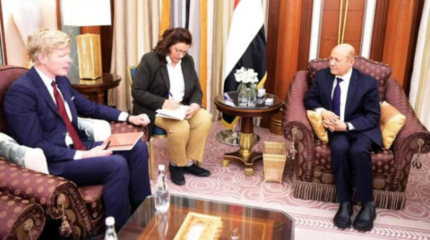 Yemen Başkanlık Konseyi Başkanı Reşad el-Alimi (sağda) ve Birleşmiş Milletler (BM) Yemen Özel Temsilcisi Hans Grundberg Riyad'da bir araya geldiler. (SABA)
 
