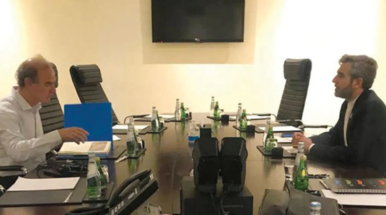 مورا وباقري كني في الدوحة أمس (إرنا / أ.ف.ب)