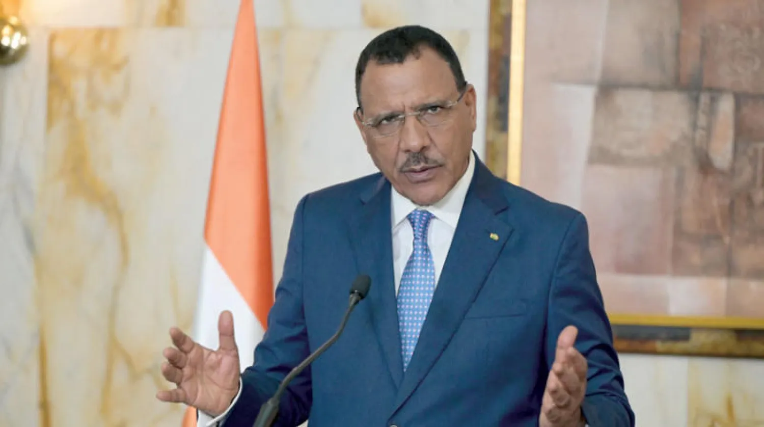 رئيس النيجر محمد بازوم في مؤتمر صحافي خلال زيارته إلى أبيدجان الأسبوع الماضي (أ.ف.ب)