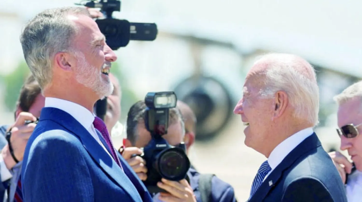 العاهل الإسباني مستقبلاً الرئيس الأميركي لدى وصوله إلى مدريد للمشاركة في قمة الأطلسي (رويترز)