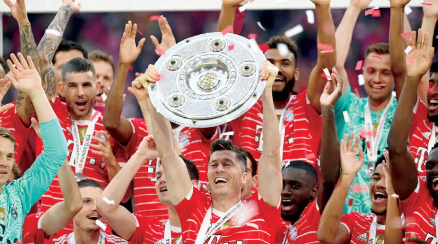 ليفاندوفسكي (في الوسط) توج مع البايرن بكل الألقاب وينتظر تحريره للانضمام لبرشلونة (رويترز)