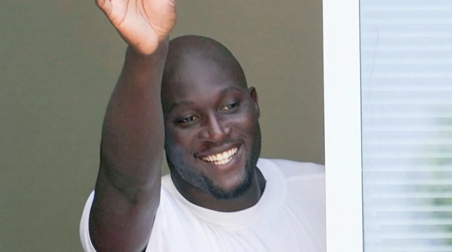 لوكاكو يحيي جماهير الإنتر (أ.ب)