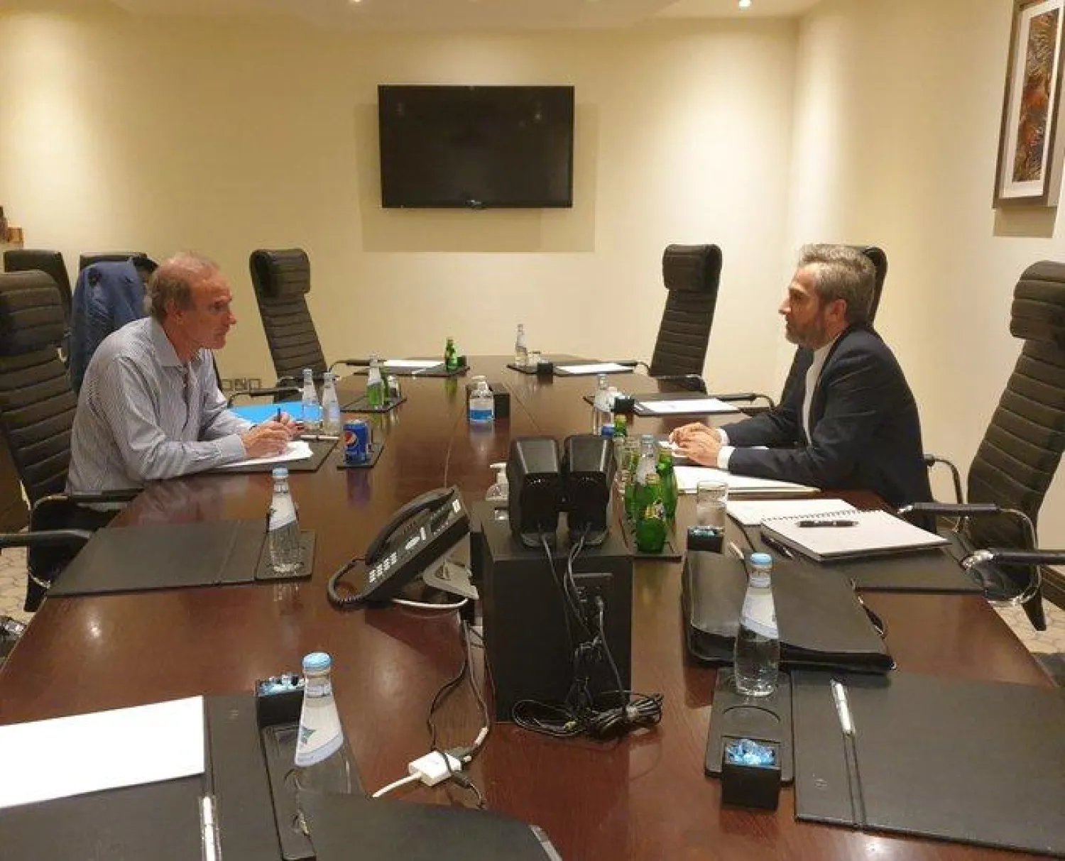 صورة نشرها منسّق الاتحاد الأوروبي في المفاوضات مع إيران إنريكي مورا لاجتماعه في الدوحة مع كبير مفاوضي طهران علي باقري  (الشرق الأوسط)