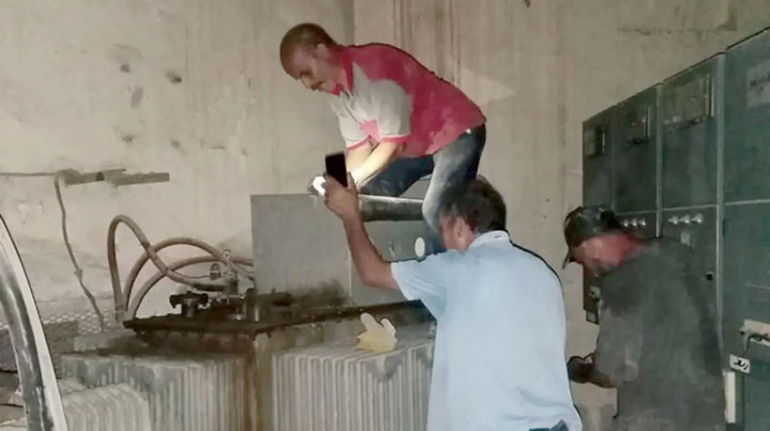 تقنيون يقومون بأعمال الصيانة لمحطة كهرباء في حي الأندلس بالعاصمة طرابلس (الشركة العامة للكهرباء)