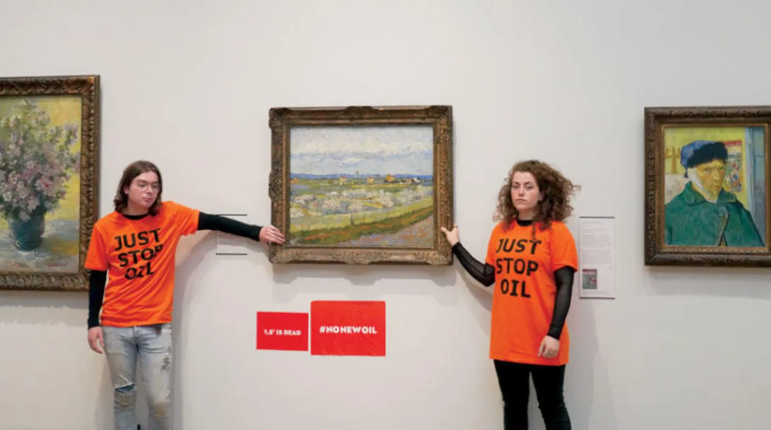 الناشطان البيئيان بعدما ألصقا أصابعهما بلوحة فان غوخ (غيتي)