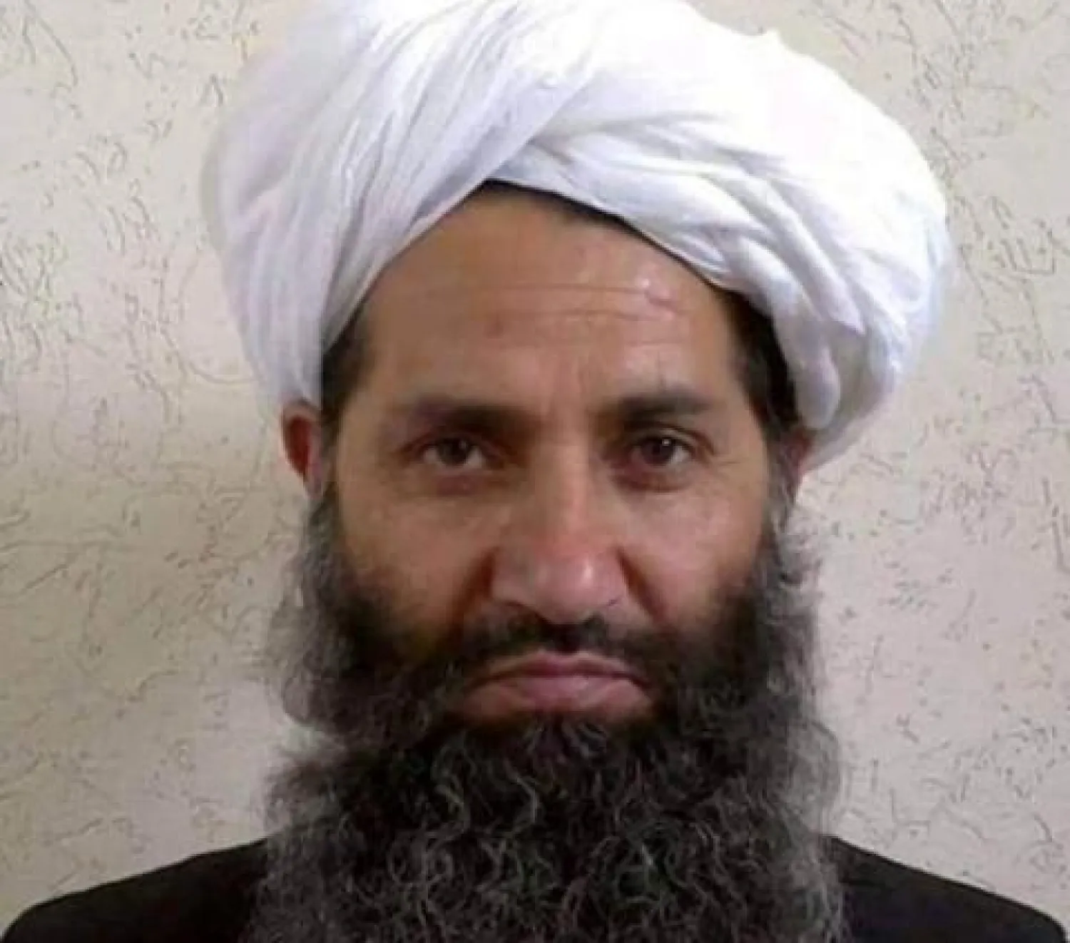 الصورة الوحيدة المعروفة للقائد الأعلى لحركة «طالبان» هبة الله أخوند زاده (رويترز)