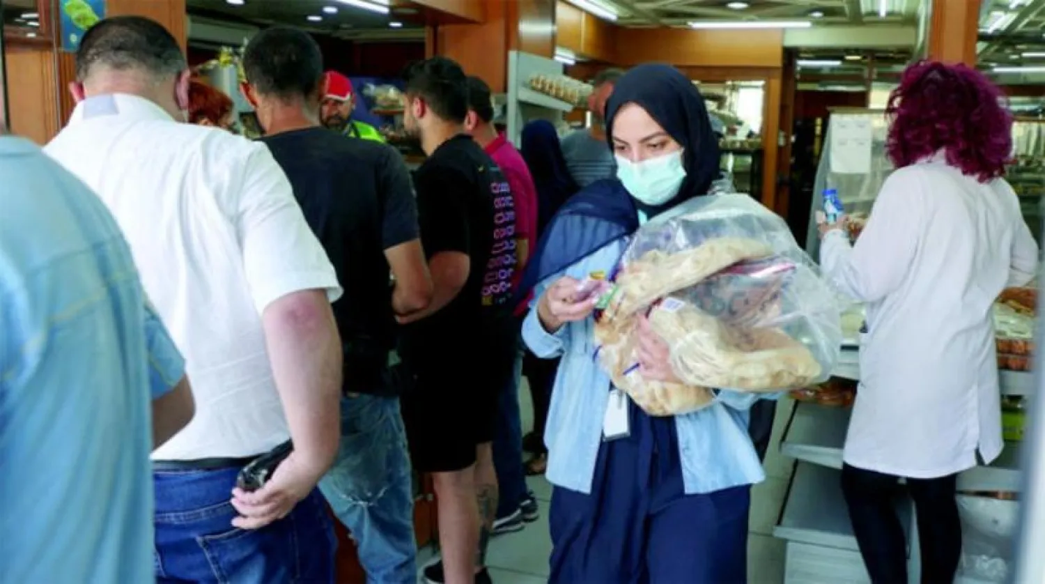 Krizin ekmeği de vurduğu Lübnan’da vatandaşlar fırınlara akın etti. (Reuters)