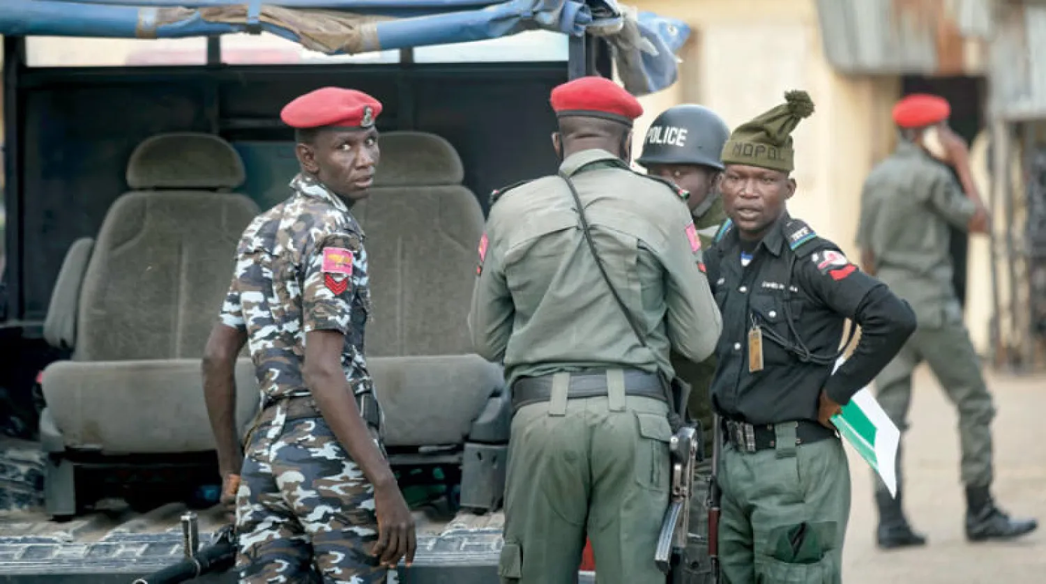 استنفار لشرطة مكافحة الإرهاب والشرطة النظامية في مكاتب اللجنة الانتخابية الوطنية في كانو بشمال نيجيريا فبراير 2019 (أ.ب)