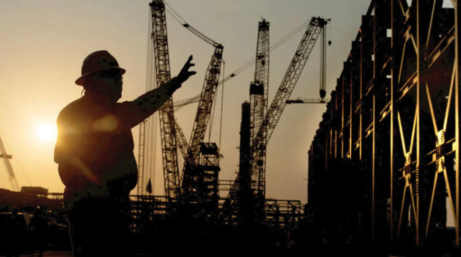 ارتفعت أسعار النفط نحو 3% يوم الجمعة لتعوض معظم انخفاضات الجلسة السابقة (رويترز)