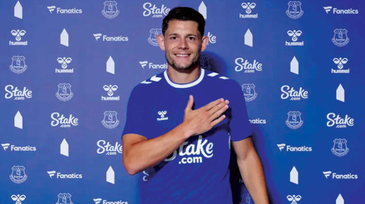 جيمس تاركوفسكي بشعار إيفرتون بعد التوقيع (الموقع الرسمي لنادي إيفرتون)