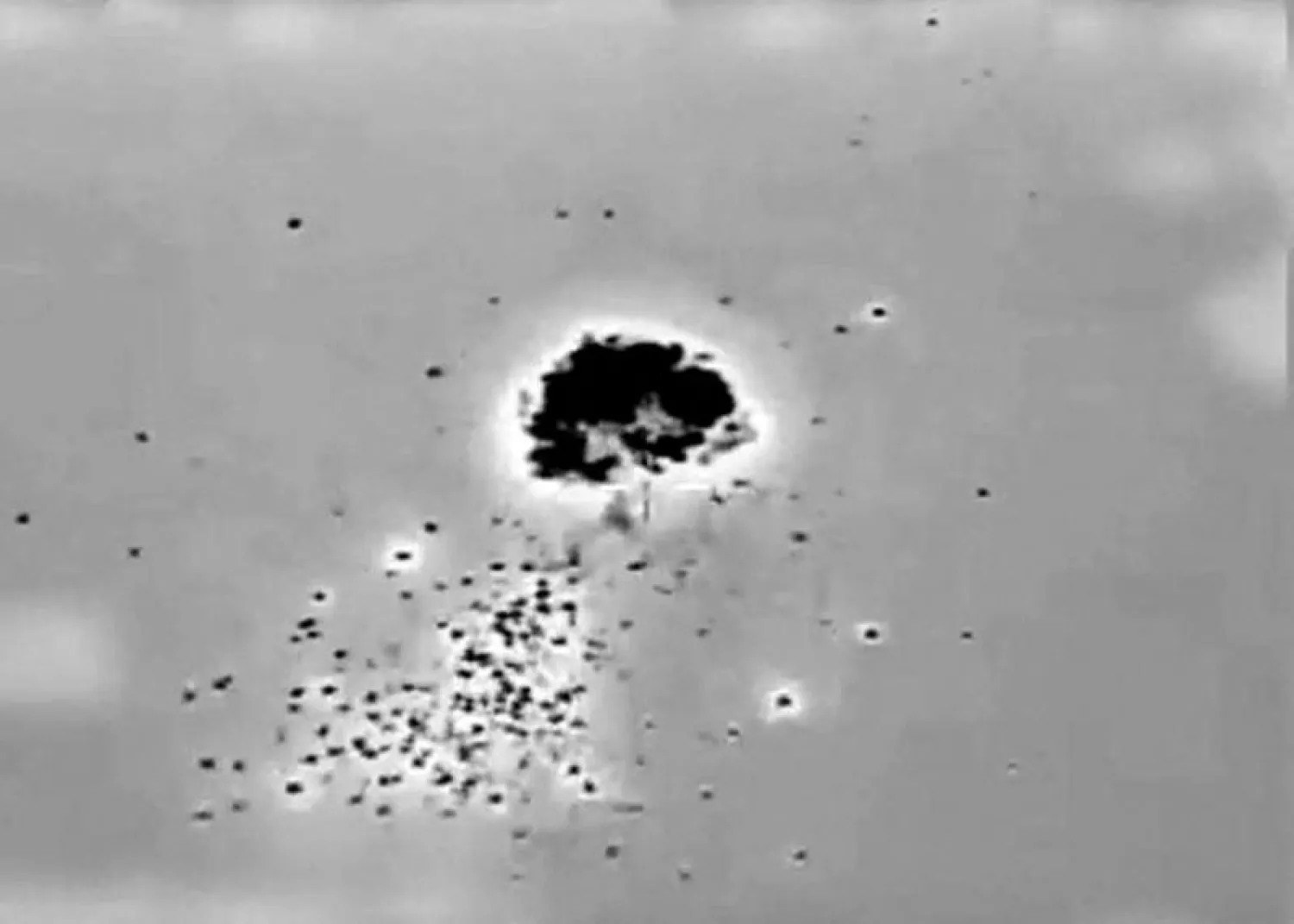 صورة مأخوذة من مقطع فيديو باسم الجيش الإسرائيلي لاعتراض طائرة بدون طيار أطلقه «حزب الله» اللبناني (رويترز)