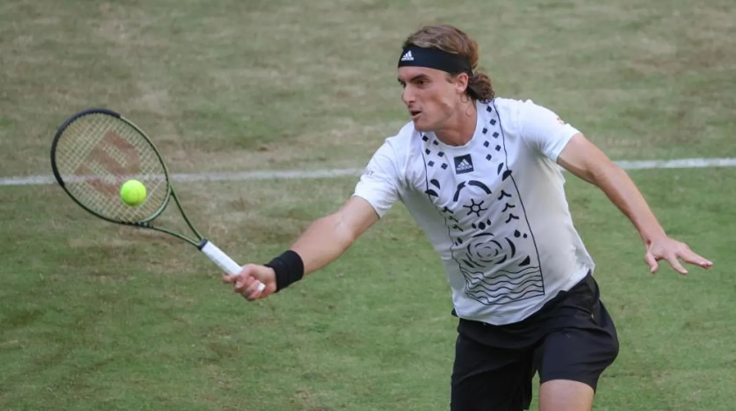 14 June 2022, North Rhine-Westphalia, Halle: Greek tennis player Stefanos Tsitsipas in action against France's Benjamin Bonzi during their men's singles round of 32 match at the Halle Open tennis tournament at the Owl Arena. (dpa)
