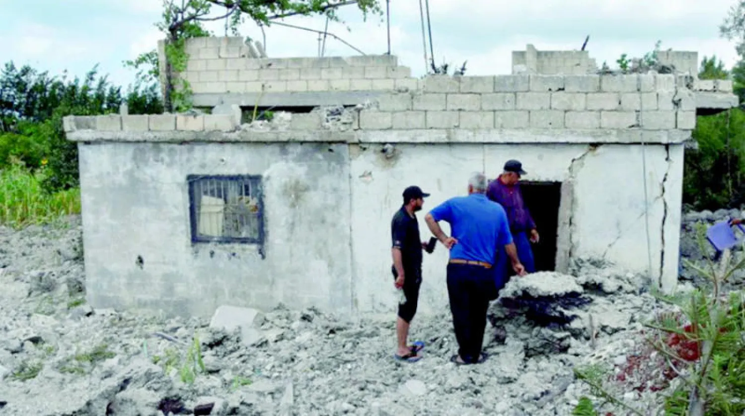 جانب من الدمار الذي خلفته ضربة إسرائيلية في مبنى جنوب مدينة طرطوس على الساحل السوري أمس (رويترز)