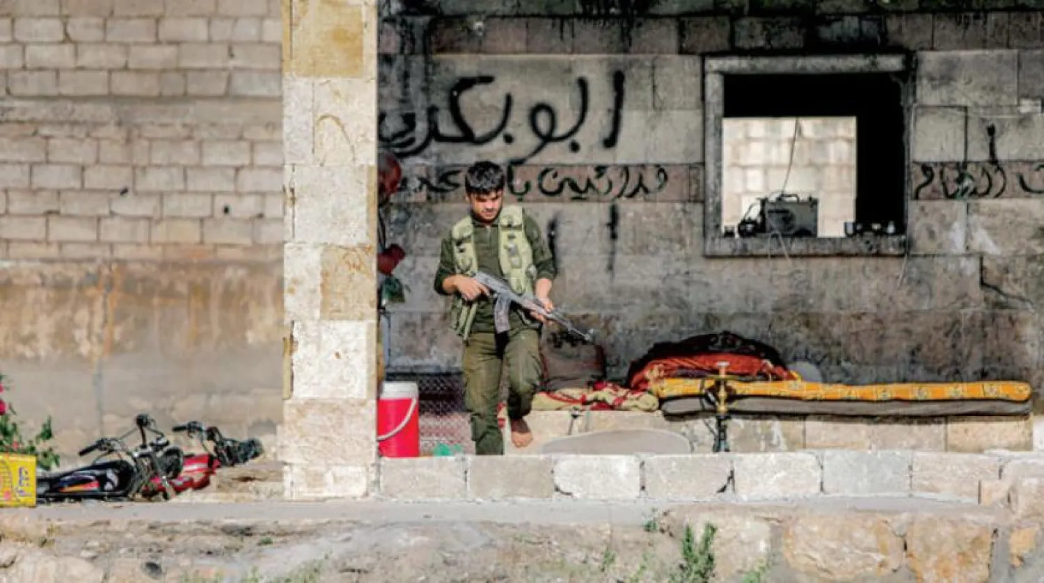 

یک جنگجو از یک گروه سوری وفادار به آنکارا در خط مقدم علیه نیروهای دموکراتیک سوریه در حومه منبج (AFP)