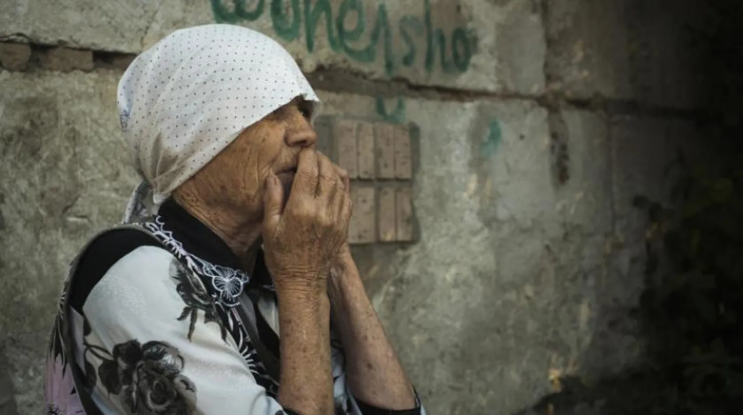Ukraynalı bir kadın, Mıkolayiv'de Rus saldırısının ardından yaşanan yıkıma bakıyor (AP)
