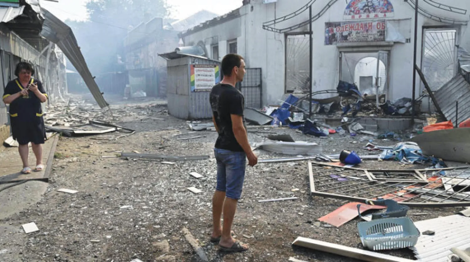 سكان ينظرون إلى الدمار الناجم عن قصف روسي طال مدينة سلوفيانسك (شرق أوكرانيا) وأودى بستة مدنيين أمس (أ.ف.ب)