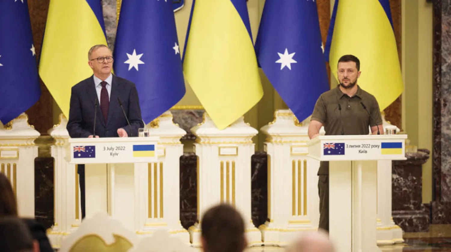الرئيس الأوكراني ورئيس الوزراء الأسترالي خلال مؤتمر صحافي مشترك في كييف أمس (رويترز)