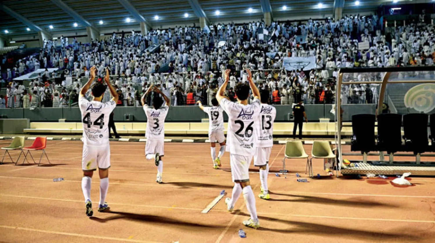 لاعبو الطائي يحييون جماهيرهم بعد الفوز في المباراة الأخيرة  أمام الحزم (رابطة دوري المحترفين)