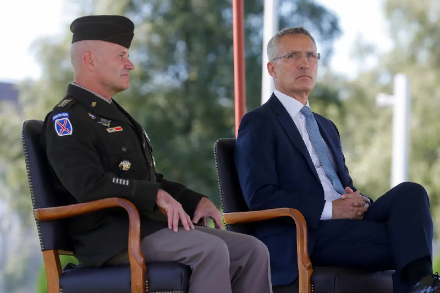 الأمين العام لحلف شمال الأطلسي ينس ستولتنبرغ والجنرال الأميركي كريستوفر كافولي (إ.ب.أ)