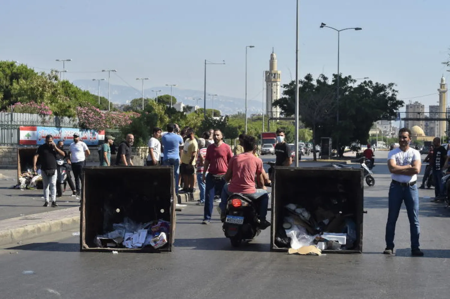 محتجون يقطعون طريقاً في بيروت (إ.ب.ا)
