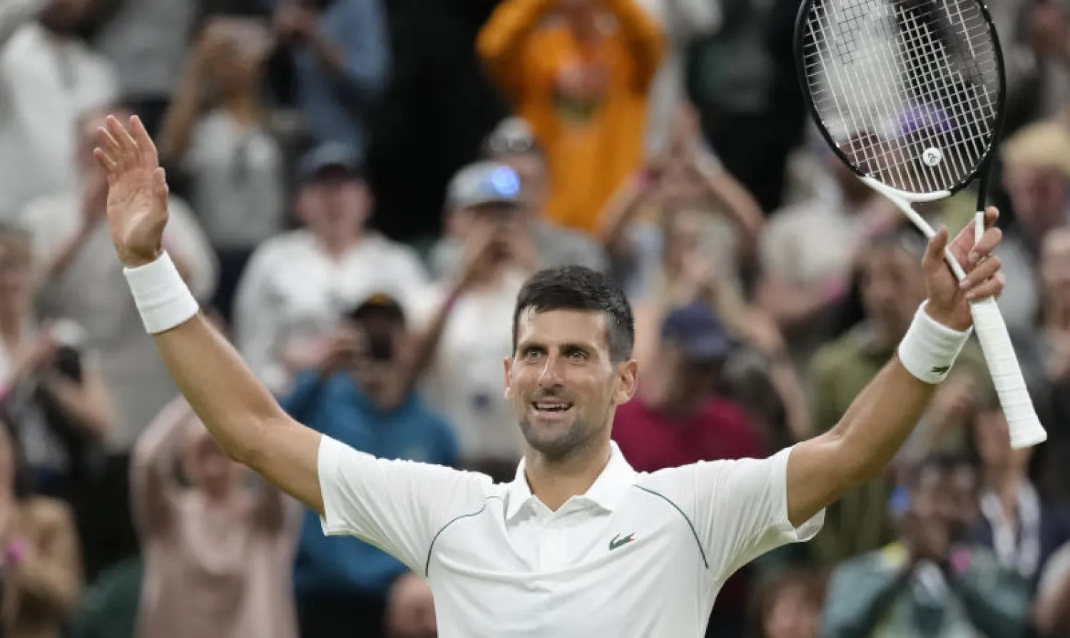 ديوكوفيتش محتفلاً بفوزه على فان ريتهوفن في «ويمبلدون» أمس (أ.ب)