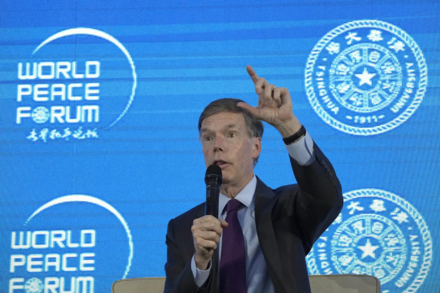 السفير الأميركي لدى بكين نيكولاس بيرنز (أ.ب)