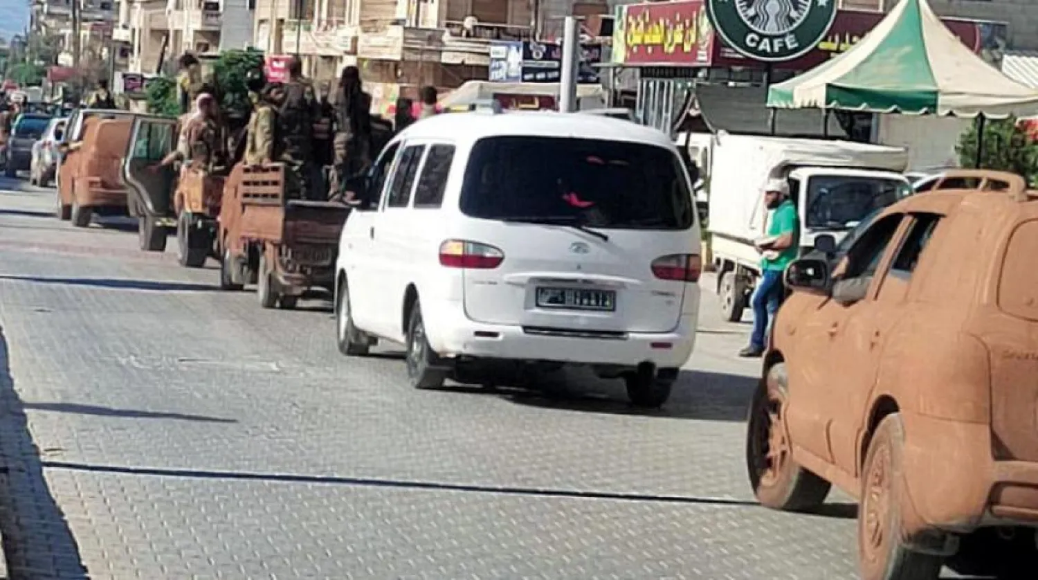 Sosyal medya sitelerinde dolaşan bu fotoğrafta temas hatlarına gitmekte olan Suriyeli muhalif askeri konvoylar görülüyor.