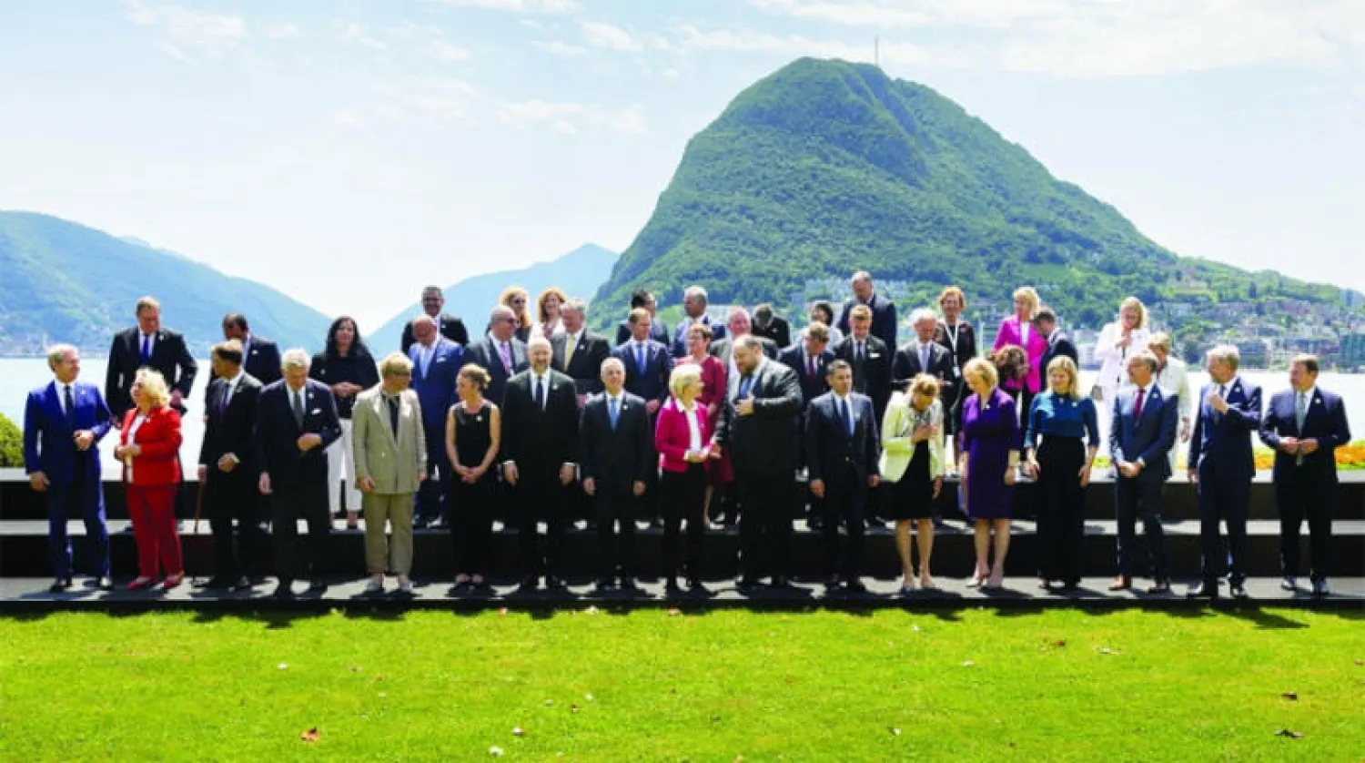 القادة المشاركون في اليوم الأول من مؤتمر إعادة إعمار أوكرانيا في لوغانو بسويسرا أمس (رويترز)