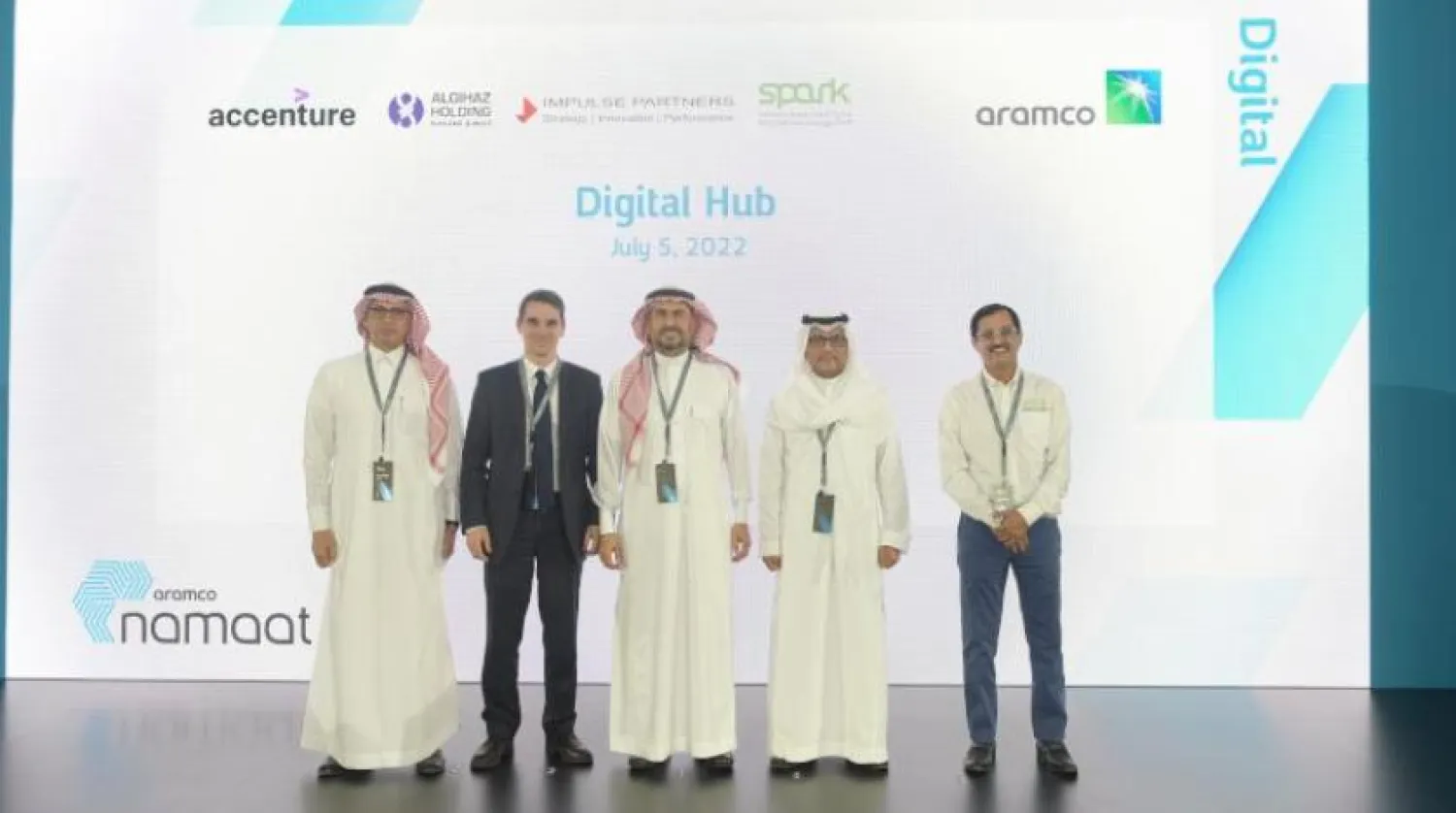 Saudi Aramco Teknik Hizmetler Başkan Yardımcısı Ahmad es-Saadi bir dizi şirket yetkilisiyle (Şarku’l Avsat)