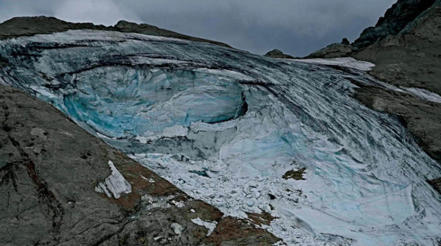 صورة التقطتها هليكوبتر تُظهر الفجوة التي أحدثها الانهيار الجليدي في جبل مامولادا بشمال إيطاليا (أ.ف.ب)