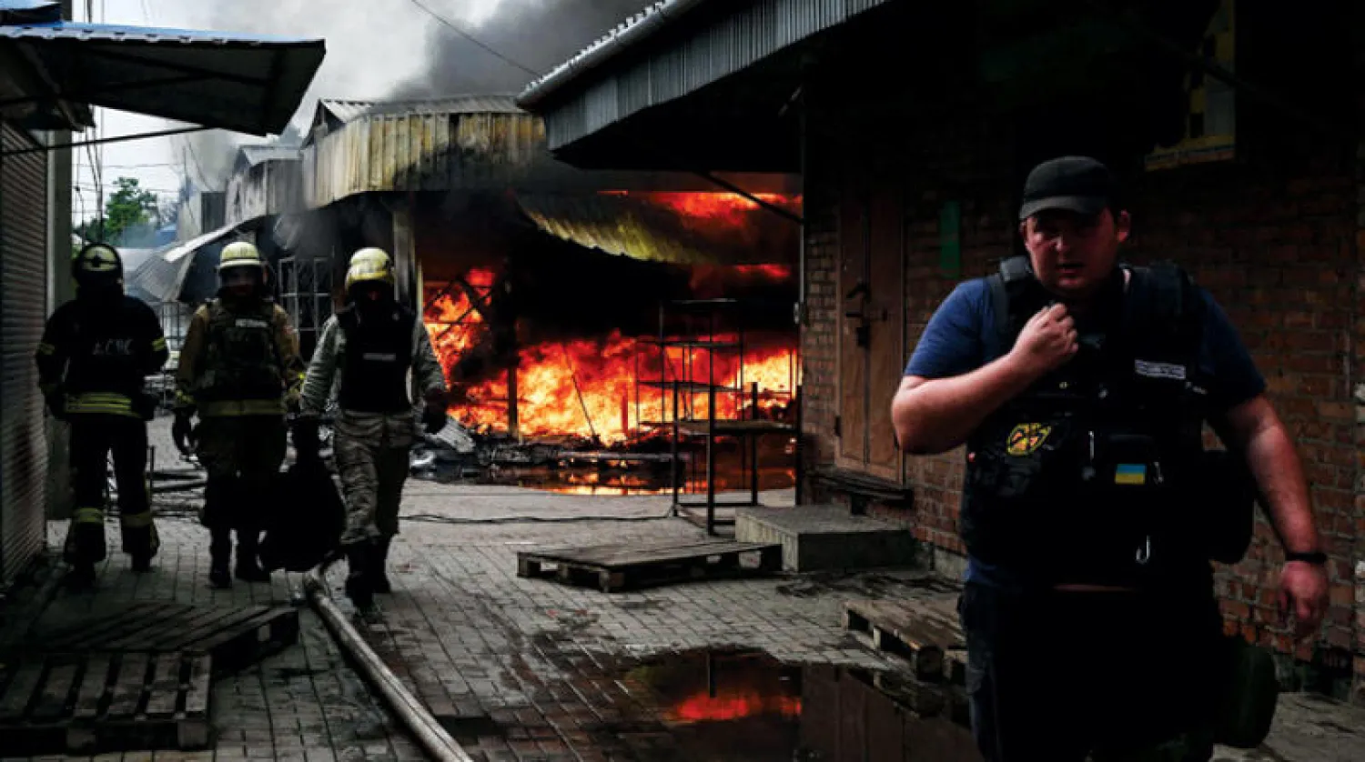 فرق إطفاء تعمل على إخماد النار في سلوفيانسك التي بدأت القوات الروسية باستهدافها بقصف «هائل» (أ.ف.ب)