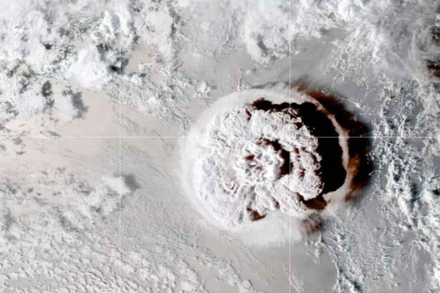 Hunga Tonga - Hunga Ha'apai deniz altı volkanı 15 Ocak 2022'de patladı (ABD Ulusal Okyanus ve Atmosfer Dairesi - NOAA ve Ulusal Çevre Uydu, Veri ve Bilgi Servisi - NESDIS)

