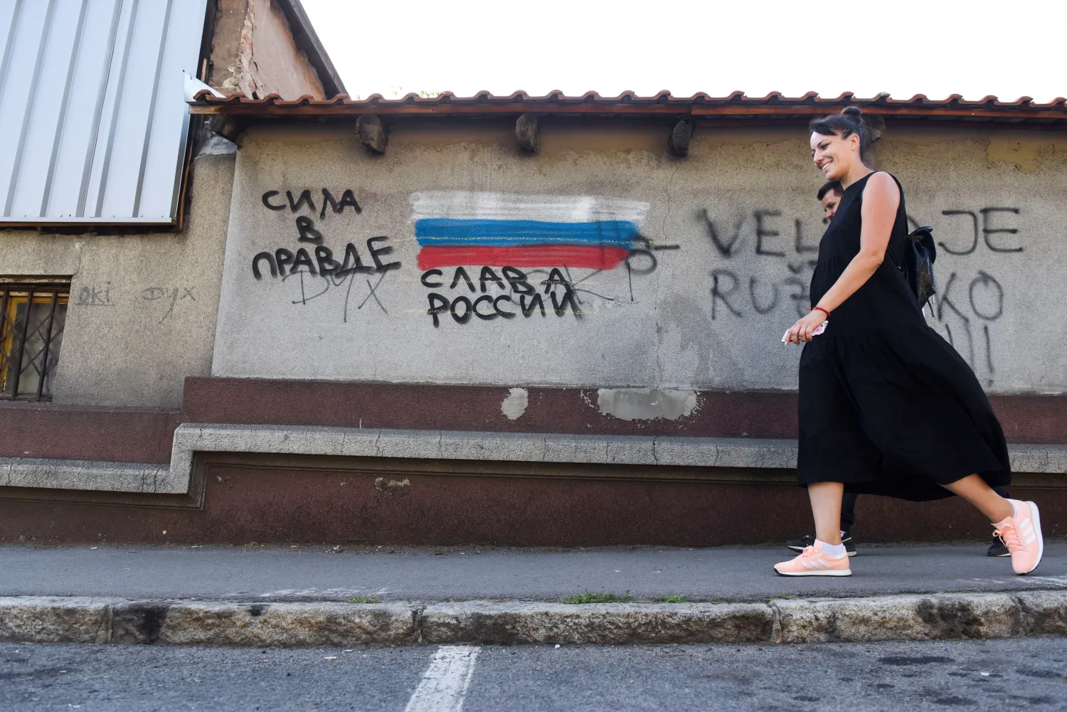 غرافيتي في بلغراد بعبارة "المجد لروسيا" (رويترز)