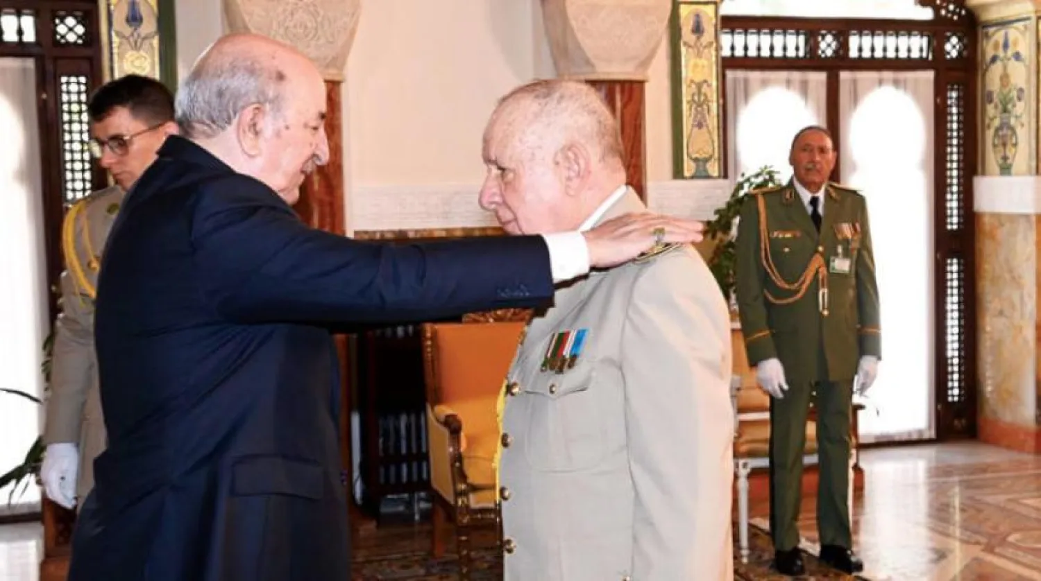 Tebbun, Şangariha’yı taltif ediyor.