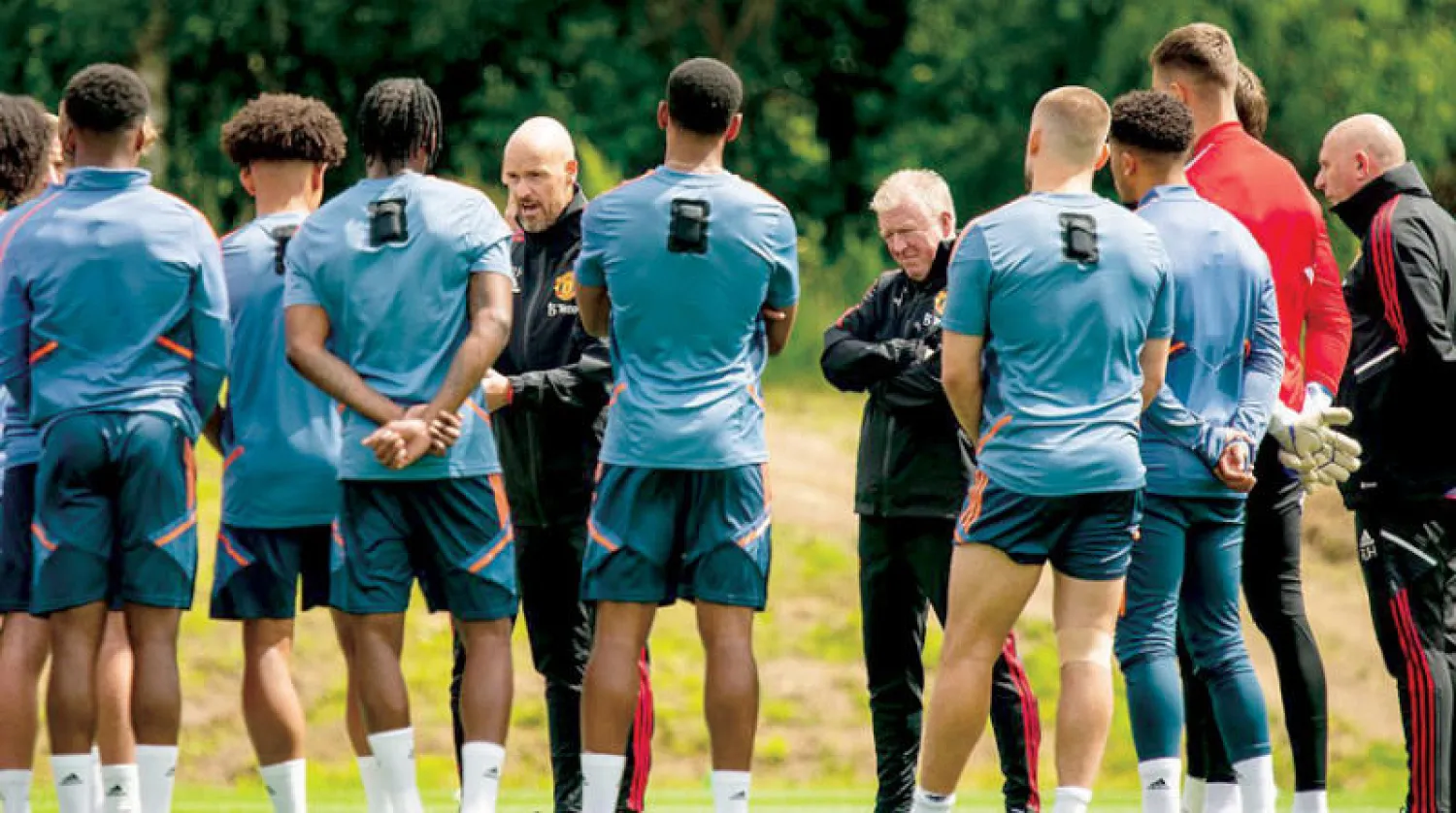 تن هاغ وطاقمه التدريبي خلال أول محاضرة للاعبين من دون رونالدو في رحلة الإعداد للموسم الجديد (غيتي)