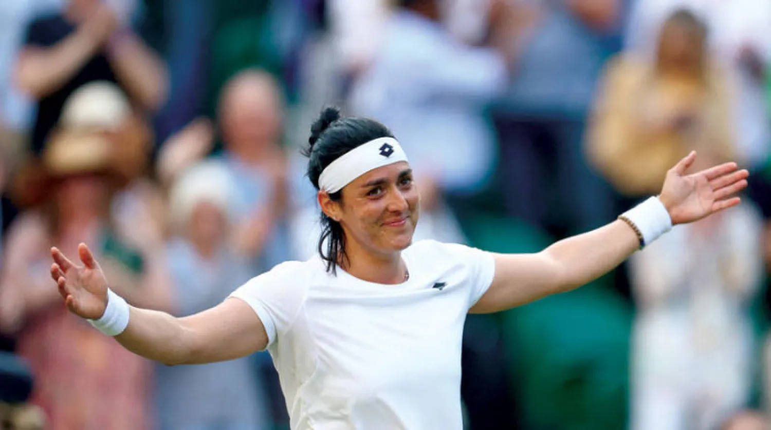 أنس جابر تفتح ذراعيها للتاريخ في ملعب ويمبلدون (رويترز)