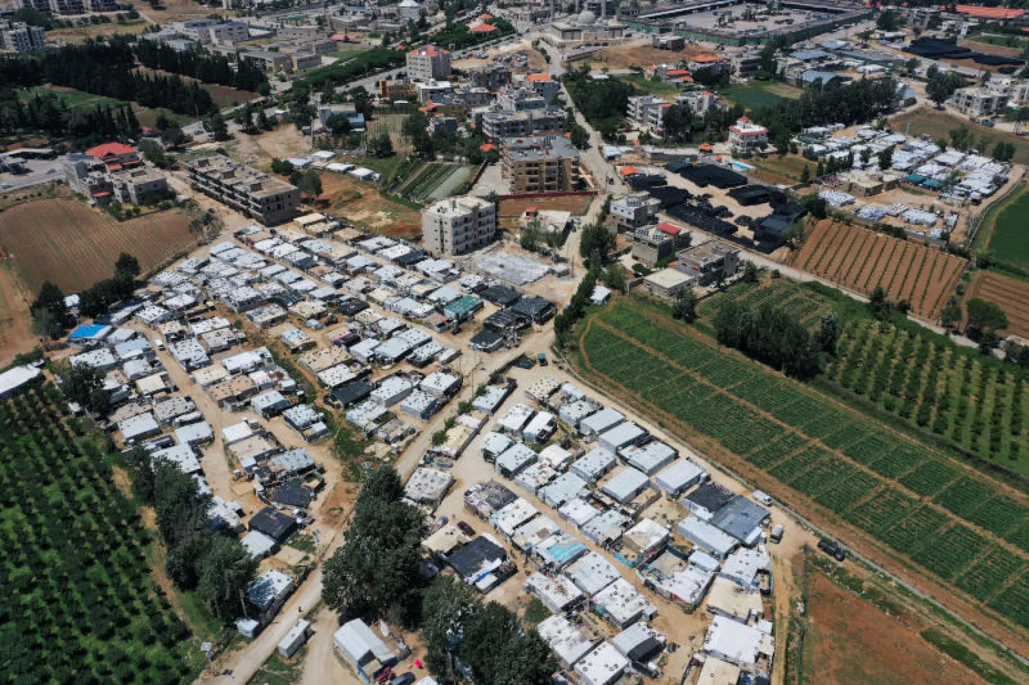 مخيم للاجئين السوريين في منطقة قب إلياس البقاعية في لبنان (رويترز)