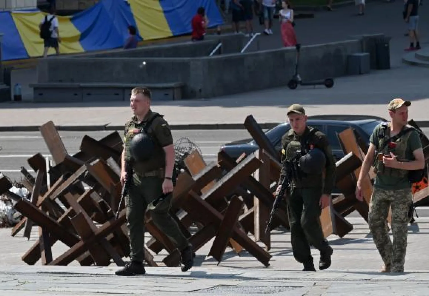 جنود أوكرانيون يقومون بدوريات في وسط كييف (ا.ف.ب)