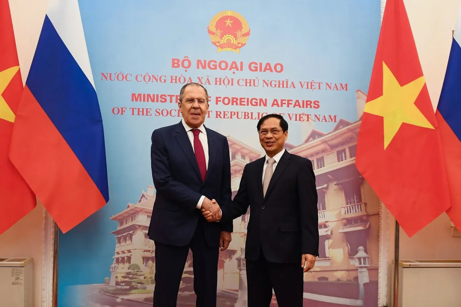 Visiting Russian Foreign Minister Sergei Lavrov (L) shakes hands with his Vietnamese counterpart Bui Thanh Son (R) at the Government Guest House in Hanoi, Vietnam, 06 July 2022. (EPA)