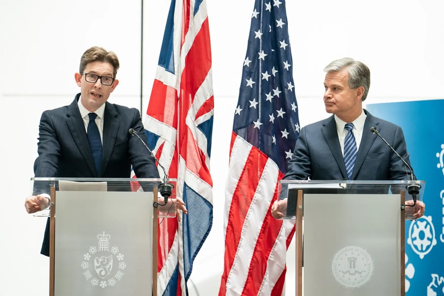 06 July 2022, United Kingdom, London: UK Intelligence agency MI5 Director General Ken McCallum (L) and US Federal Bureau of Investigation (FBI) Director Christopher Wray attend a joint press conference at MI5 headquarters. (dpa)