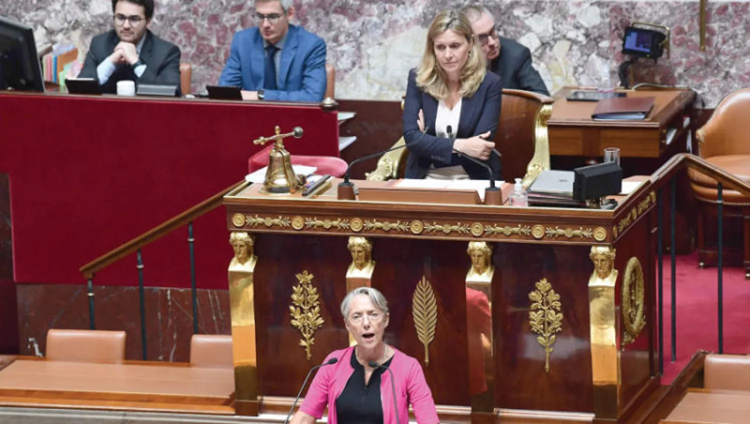 إليزابيث بورن متحدثة أمام البرلمان أمس (أ.ف.ب)