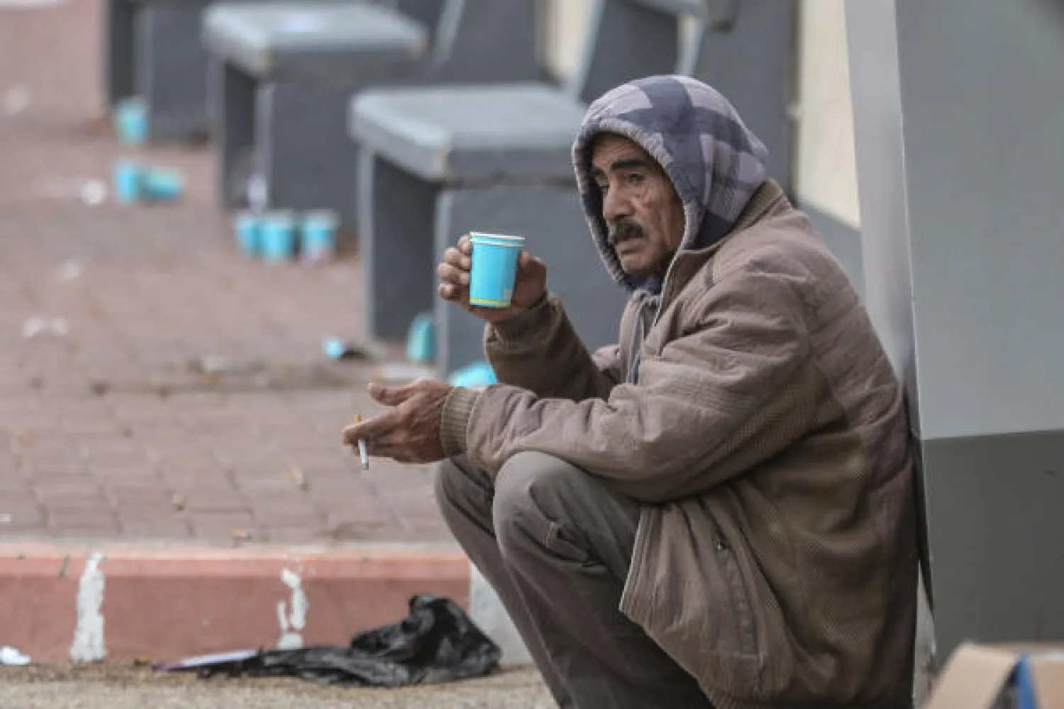 ينتظر خارج معبر بيت حانون شمال قطاع غزة للدخول الى إسرائيل للعمل (د.ب.أ)