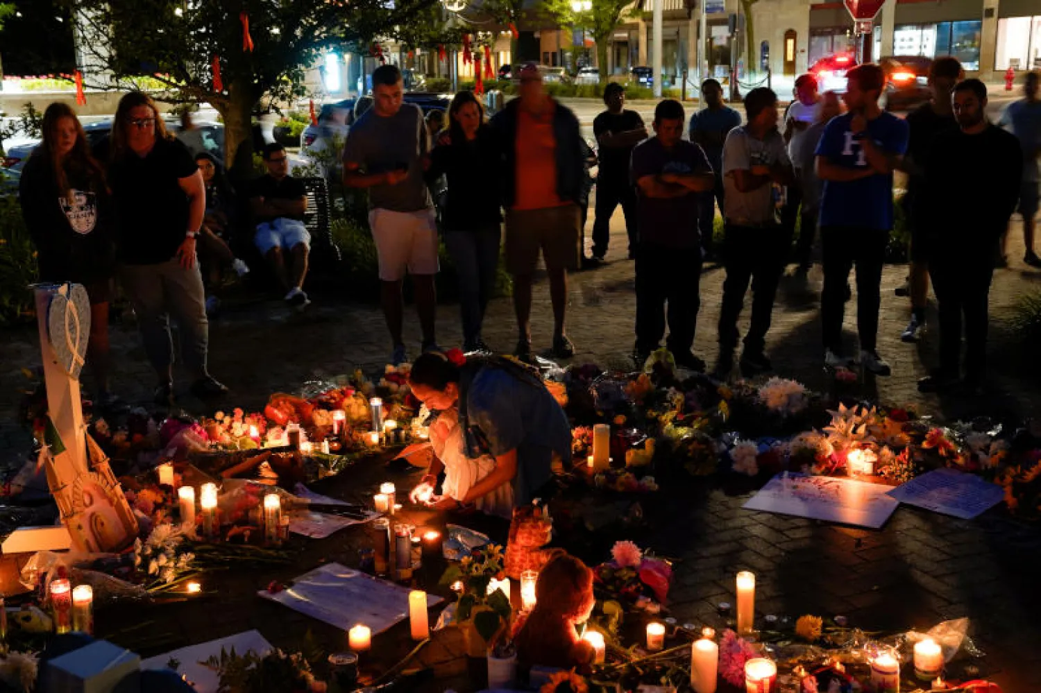 مشيعون يزورون موقع الحادث في ضاحية هايلاند بارك بشيكاغو (رويترز)