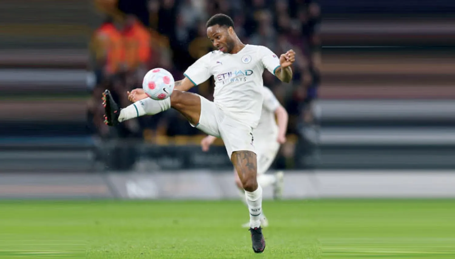 ستيرلينغ أولى الصفقات المتوقعة لتشيلسي في عهد الإدارة الأميركية (رويترز)