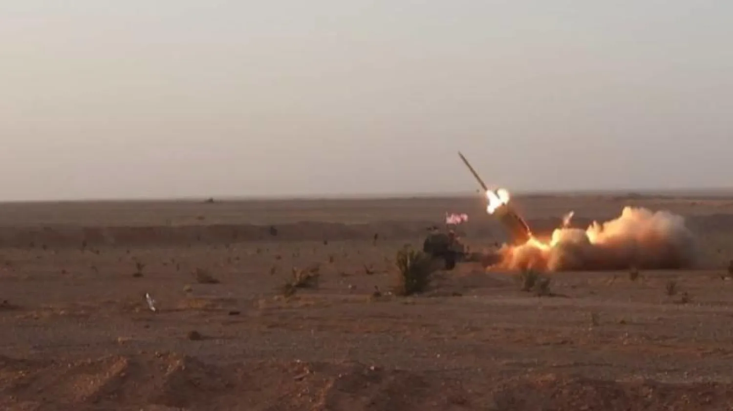 لقطة من فيديو بثه «مغاوير الثورة» لإطلاق صاروخ