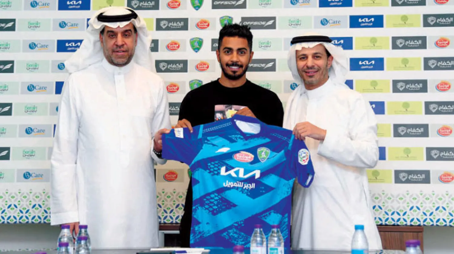 المقهوي يحمل شعار الفتح بعد التوقيع  (المركز الإعلامي بنادي الفتح)