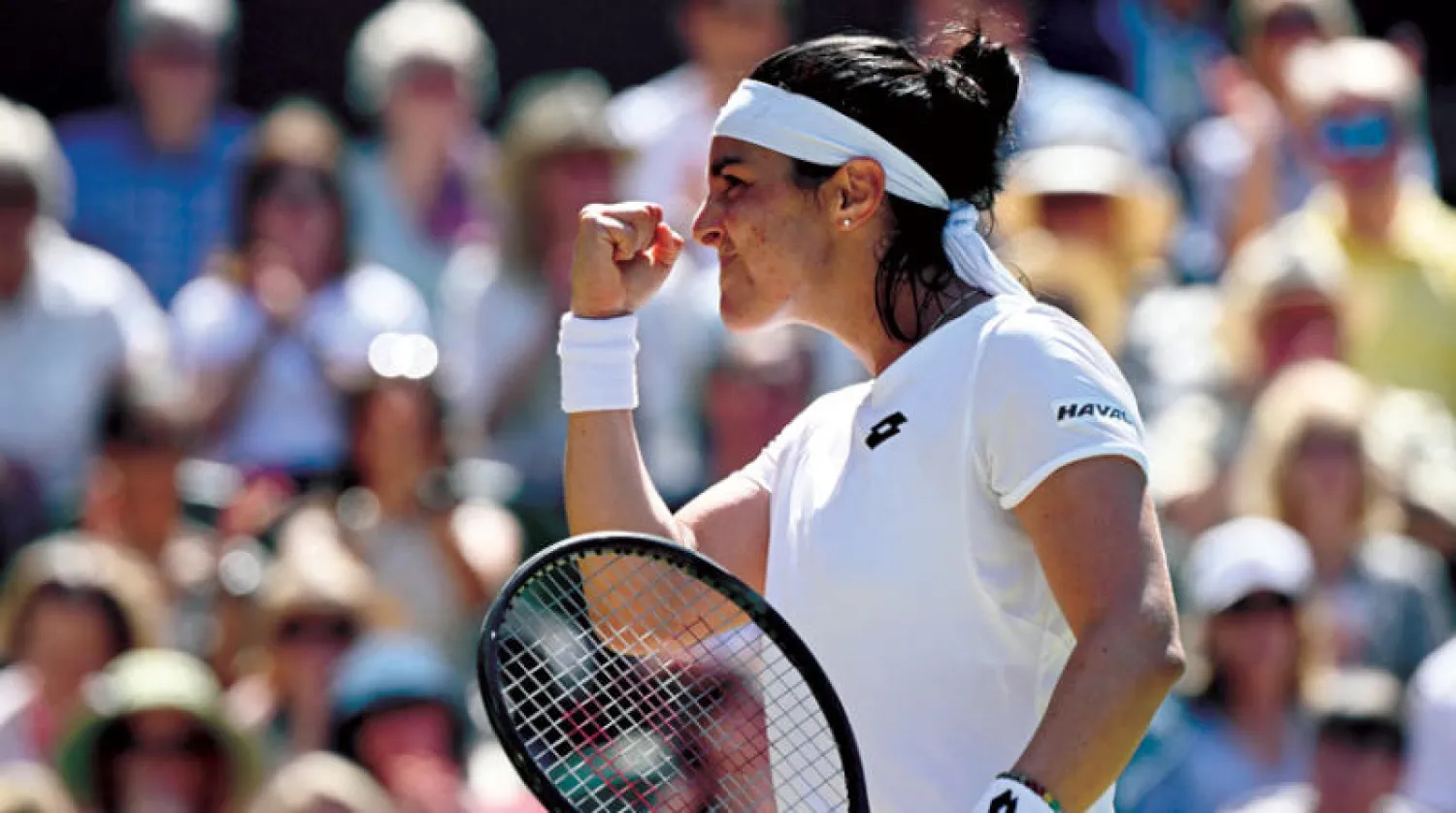 أنس جابر تحتفل بإنجازها التاريخي بالتأهل لنهائي ويمبلدون (رويترز)