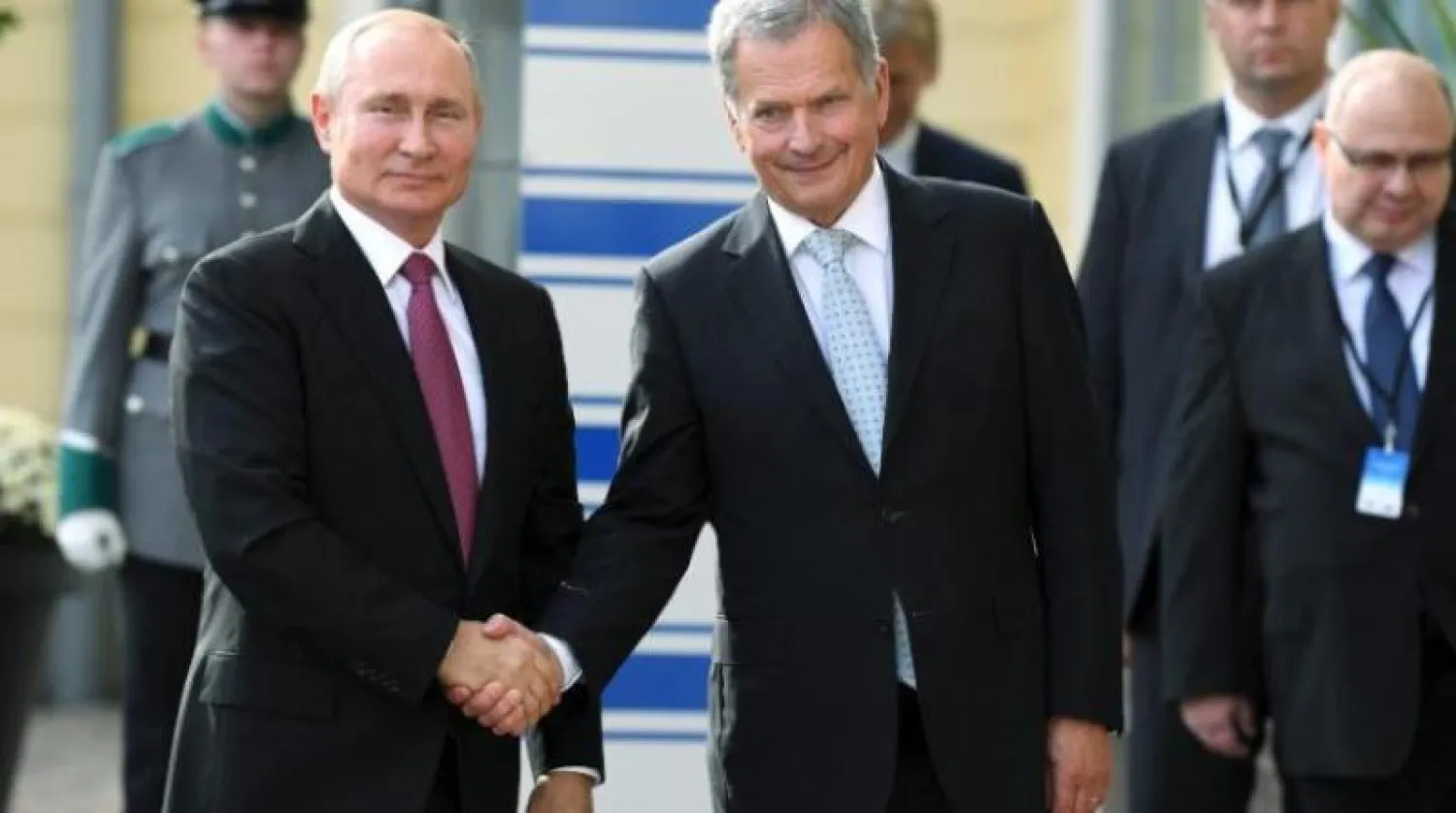 الرئيس الروسي فلاديمير بوتين يصافح نظيره الفنلندي سولي نينيستو خلال لقاء في هلسنكي عام 2019 (أ.ف.ب)