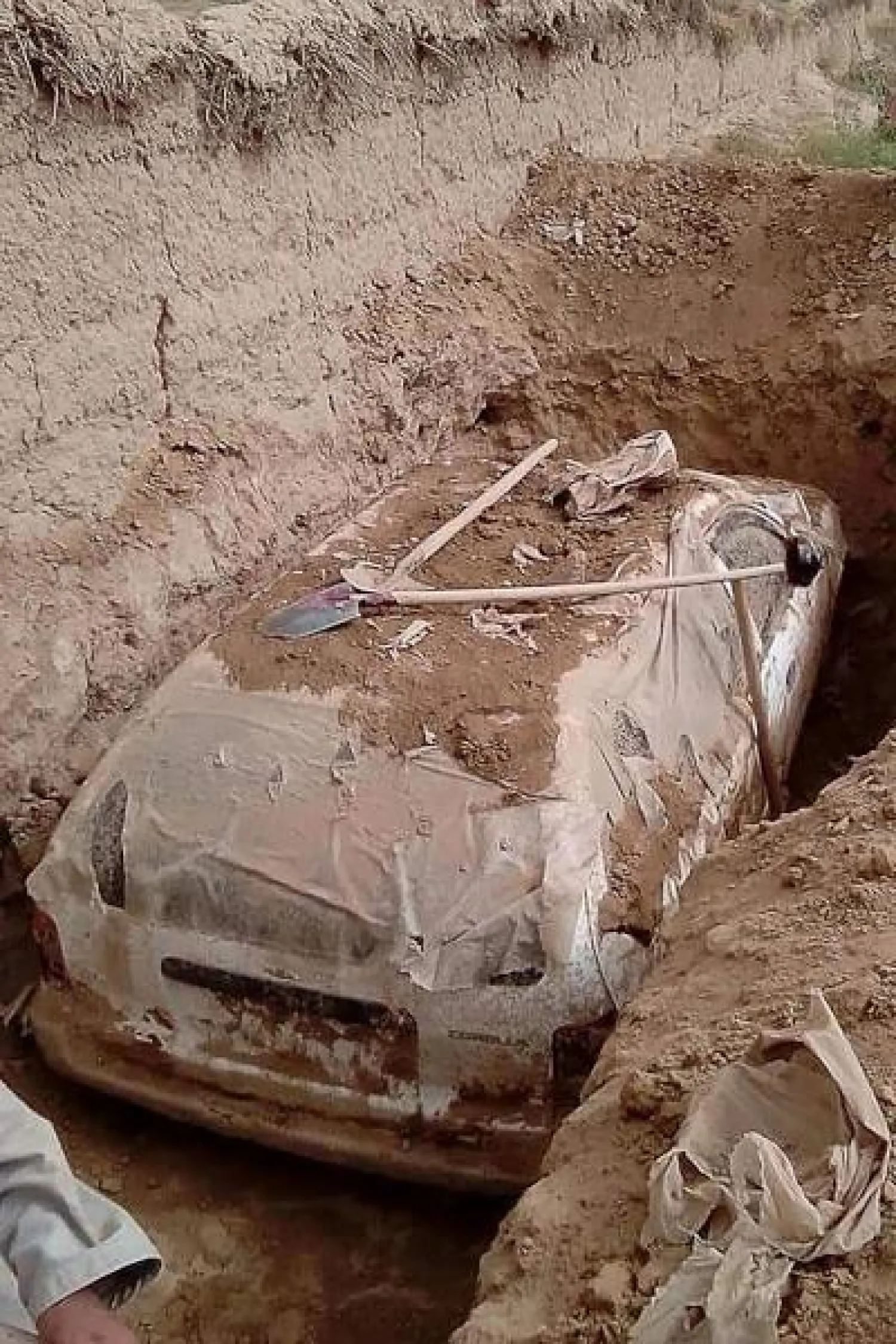 السيارة التي فر فيها الملا عمر من الضربات الأميركية في 2001 (أ.ف.ب)