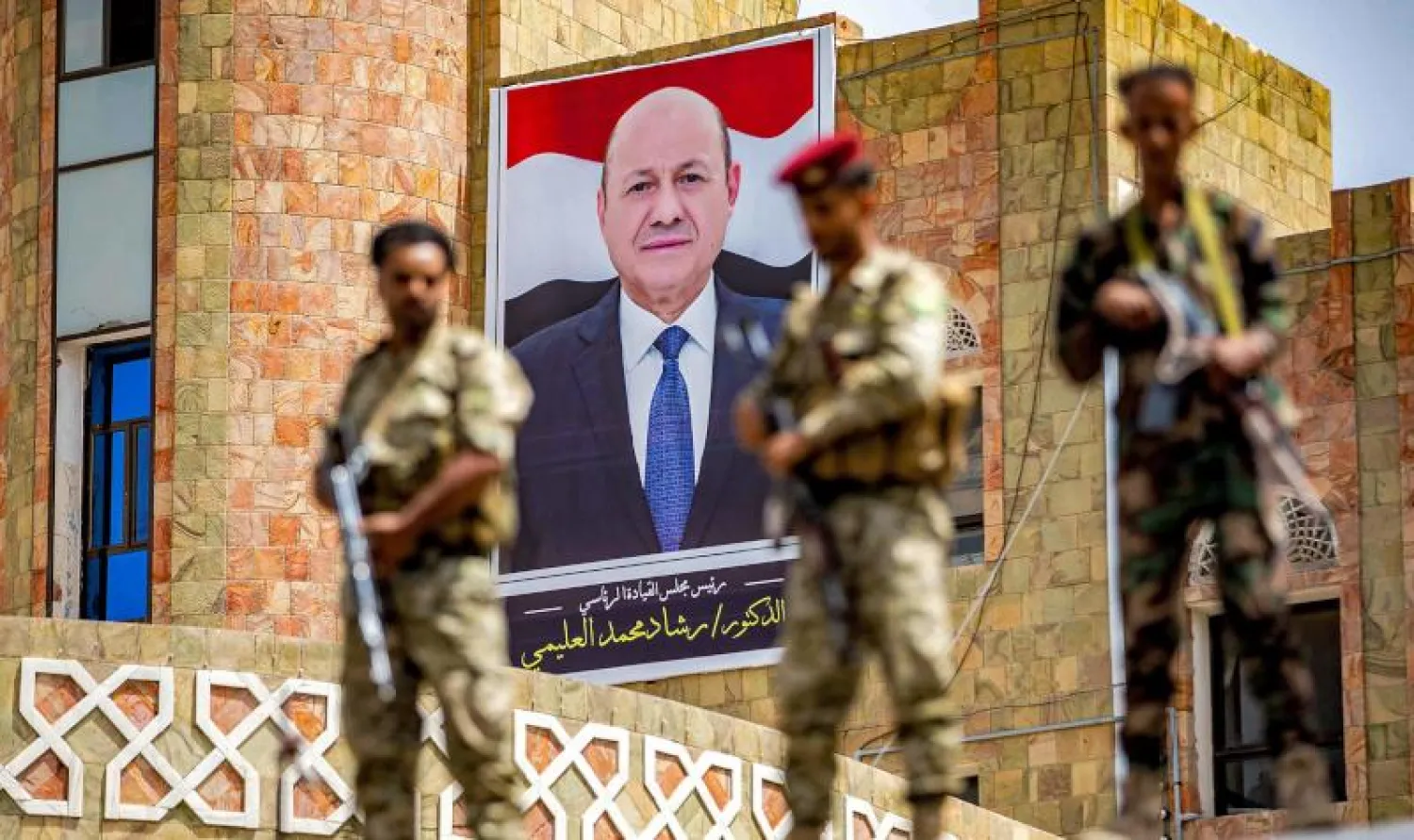 جنود يمنيون خلال مظاهرة حاشدة في تعز مايو الماضي تطالب بفتح معابر المحافظة المحاصرة منذ سبعة أعوام (أ.ف.ب)